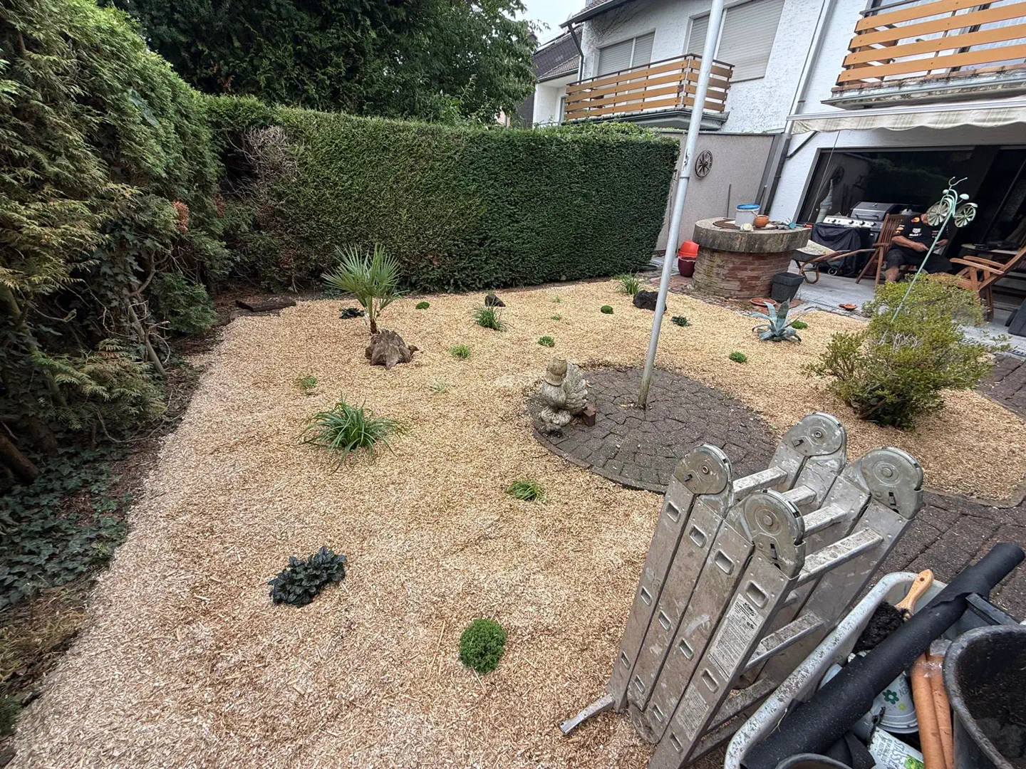 Neu aufgebaute Gartenfläche mit Mulch und Bepflanzung